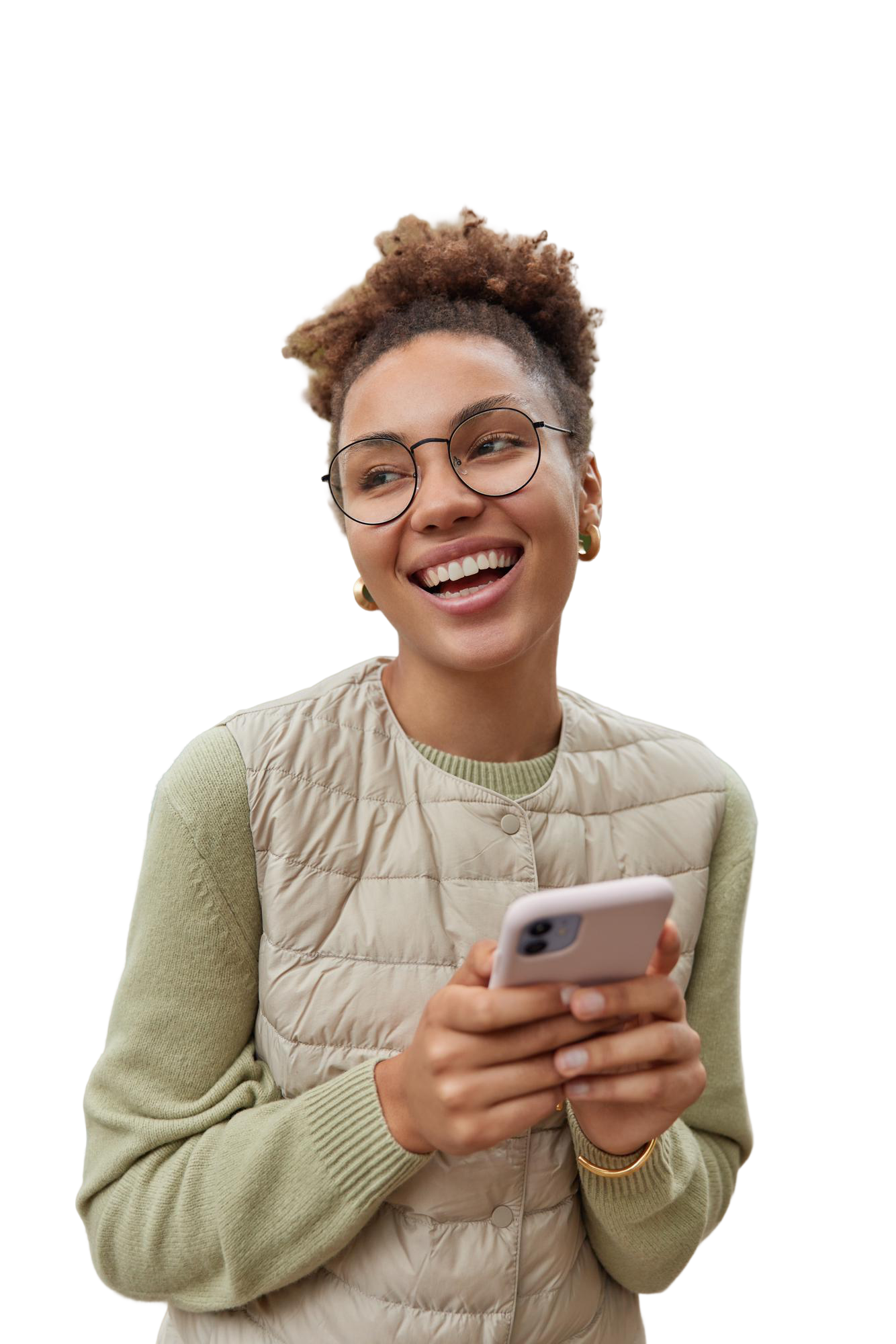 Mulher sorrindo usando o aplicativo CredBoa no celular
