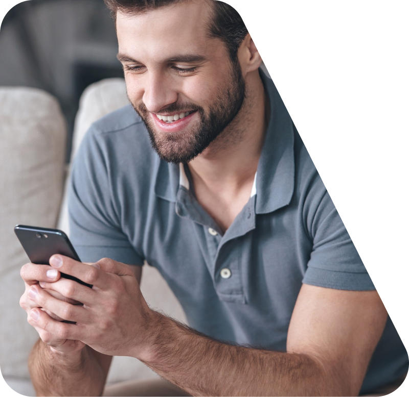 Cliente usando o celular em casa