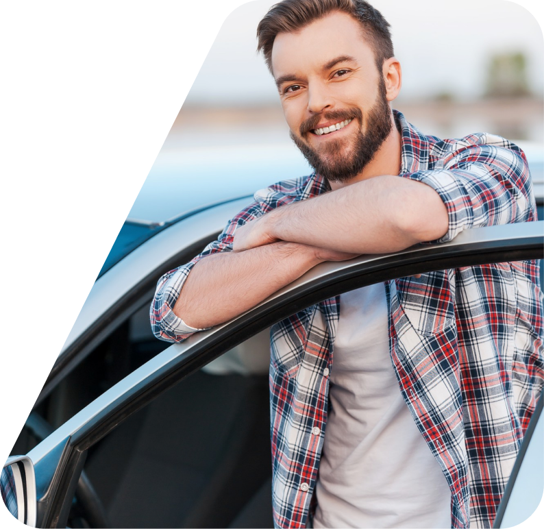 Cliente ao lado do carro